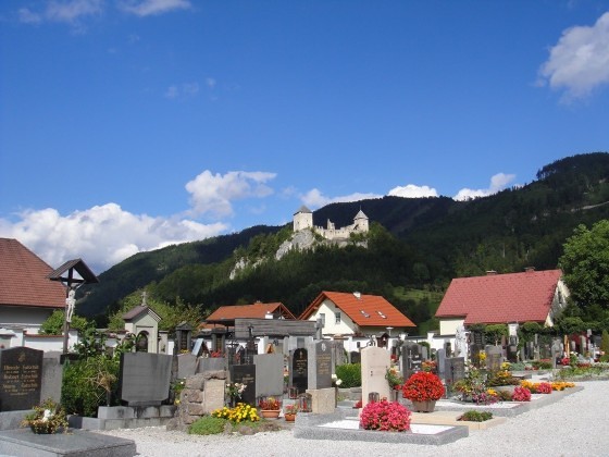 Friedhof Sankt Gallen / Pater Ulrich Diel OSB Friedhof mit Burg Gallenstein